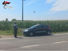 Inseguimento a Castelleone, ladri in fuga abbandonano l’auto con arnesi da scasso e sirene
