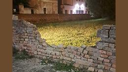Muro di cinta del castello abbattuto da un'auto pirata