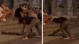 Rimuove un lastrone del selciato, scene di follia in Duomo