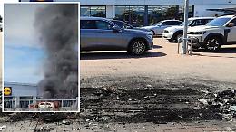 Auto prende fuoco nel parcheggio del Lidl