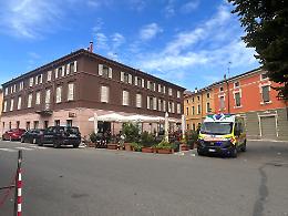 Chiusa in bagno si sente male: liberata dai carabinieri con un piede di porco