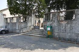 Tombe e degrado, scontro sull’ordinanza del Comune