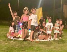 Tende, falò e bimbi a caccia di stelle