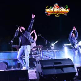 Con un Deca band, tributo a Max Pezzali e 883