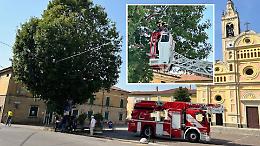 Quercia pericolante nel parcheggio della chiesa, intervengono i vigili del fuoco