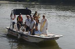 Processione sul Po per l’Assunta: devozione e speranza lungo il fiume