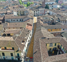Dal giallo ocra al rosso bruno: via Caimi cambia colore
