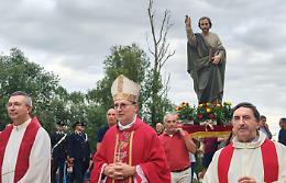 Il santo in processione, tra fede e tradizione