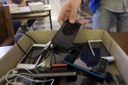 No ai cellulari a scuola. I presidi: «Vigileremo»