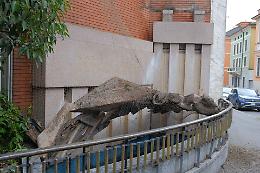 A Cremona caduta la statua in via Palestro, sottopassi allagati e alberi caduti
