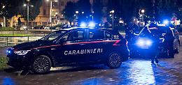 Calci e pugni ai cartelli, notte di paura in centro