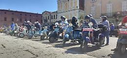 Il rombo delle Vespe in Piazza Garibaldi 