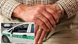 Grida aiuto dal suo appartamento: anziano salvato