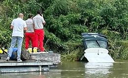 Auto e corpo recuperati con sub e gru