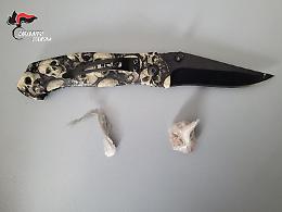 Coltello a serramanico e droga, 22enne nei guai