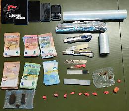 In stazione con dosi di droga, spacciatore arrestato