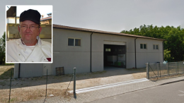 Tragedia nel capannone dell'associazione: cade da una scaffalatura e perde la vita