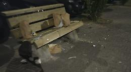 Nuove panchine subito trasformate in discarica: indignazione tra i residenti