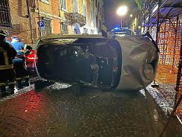 Si ribalta con l’auto e poi si allontana a piedi dopo lo schianto