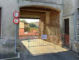 Cedimento strutturale in piazza Draghella: chiuso il passaggio porticato