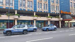 Trovato morto in un bagno del parcheggio del centro commerciale di via Dante