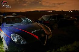 Inseguimento nella notte: auto con targhe false abbandonata nei campi dopo dieci chilometri di fuga