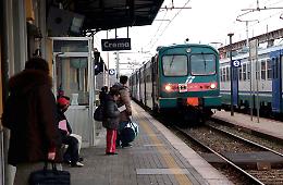 Guasto al passaggio a livello, mattinata di caos sui binari