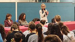 "Voci e disegni dei bambini di Gaza", gli studenti del Torriani ascoltano il racconto di Giuditta Brattini