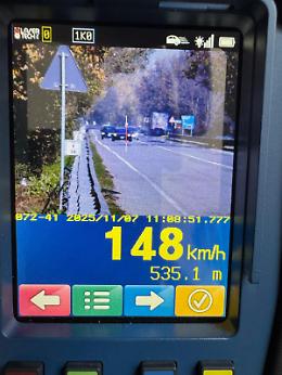 Sfreccia con una supercar, maxi multa al conducente