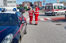 Filmata mentre si infuria, lei ruba il telefono e scappa