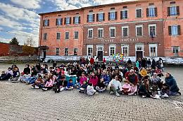 Flash mob creativo celebra la lettura e la scrittura tra gli studenti