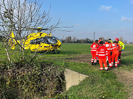 Cade dal sottotetto e resta gravemente ferito
