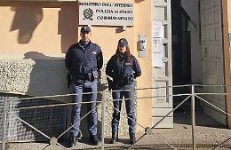 La nonna è sola: due agenti a colazione