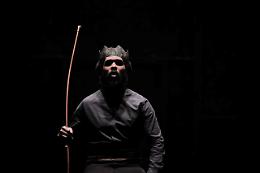 Tragùdia: il canto di Edipo tra mito, coro e catarsi al Ponchielli