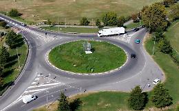 Addio code al semaforo: rondò in via Bramante