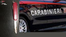 Coltello e droga scoperti durante un controllo