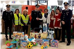 I carabinieri portano gioia ai più piccoli con una speciale consegna natalizia