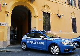 Pipì in un cortile: è la casa del poliziotto