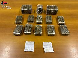 Fermato con hashish e cocaina, spacciatore arrestato
