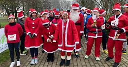 Babbi Natale da corsa, la citt&agrave; si tinge di rosso
