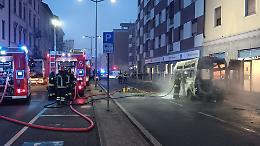 Pulmino divorato dal fuoco: fumo e caos