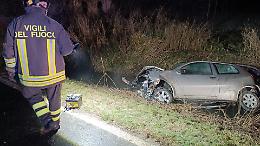 Fuori strada all&rsquo;alba:  auto finisce nel fosso