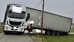 Tir incastrato all&rsquo;incrocio: traffico in tilt