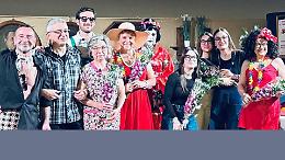 Risate in dialetto e passione di comunit&agrave; sul palco