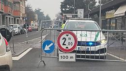 Portale abbattuto da un pullman sul ponte di via Cadorna