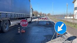 Ferite aperte sull&rsquo;asfalto: a zig zag tra le voragini