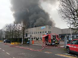 Incendio nello stabilimento Magic Pack: fiamme tra materiali produttivi