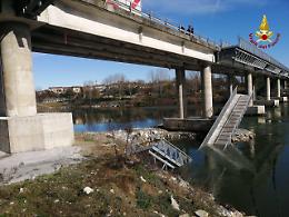 La passerella si spezza nell&rsquo;Adda