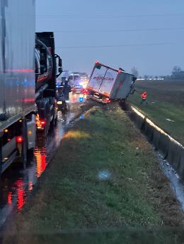 Camion sbanda e resta in bilico: strada a senso unico alternato e code