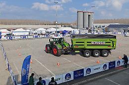 Lo slalom dei trattori in pista al Cremona Circuit